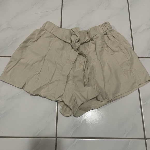 Shorts with bow available in 3 colours green and cream ones are brand new tag on - Picture 2 of 3